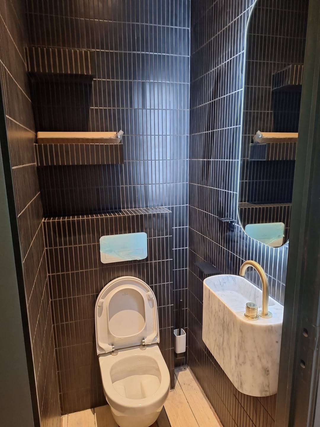 Toilette design carrelage et vasque marbre Bruxelles